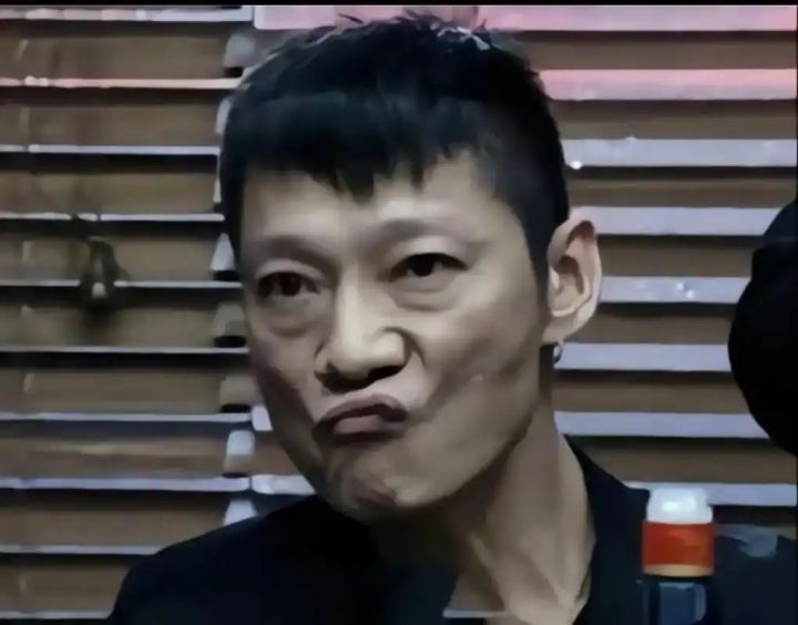 给一点策划的建议
本人罗莎2,玩的万蓝,投资大几十万火。发现以下问题:
罗莎2职业切换传送门时候,最明显叠界换层,叠界进出,会导致英雄特效25%魔力抵扣失效,被小额几百到1000左右伤害秒杀。体验非常不好
给出以下两个方案供参考
1:修改英雄特性25%魔力抵扣伤害为常驻,其他效果仍保留触发。
2.修改魔力抵扣属性,改为超过100%部分享受伤害减免,比如受到120点伤害,角色属性为魔力抵扣伤害120截图