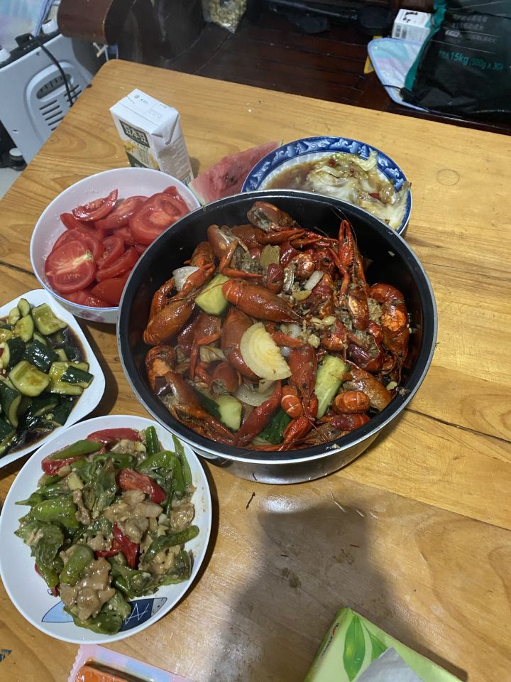 来朋友家搞点小龙虾吃吃吧 还能吹吹空调截图