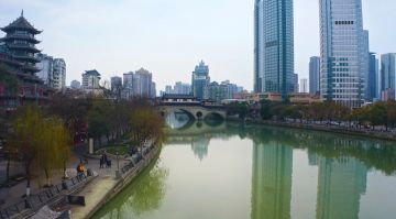 四川文旅联今名版本日正式上线，大熊猫正在带橘子前往古色古香的茶馆快乐搓麻！