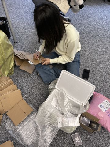 辛勤的麻老师开始给大家包快递