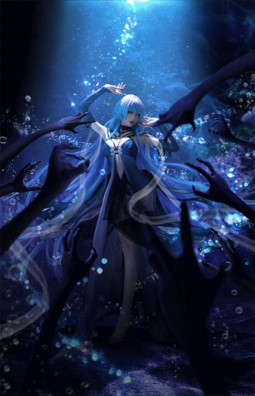 搬搬新的COSER照片