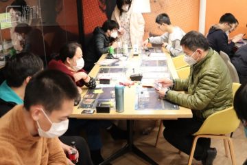 我和爸爸妈妈一起参与了线下“牌佬”聚会