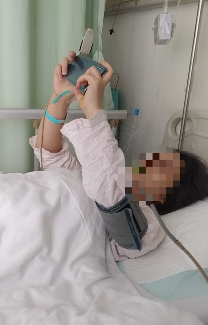 老婆刚下完蛋,麻药还没退就闹着要玩“江南摆摆图”...截图