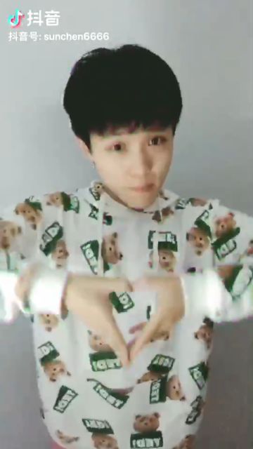 孙晨散发可爱魅力演绎蘑菇别跑 《野蛮人大作战》首支同人歌