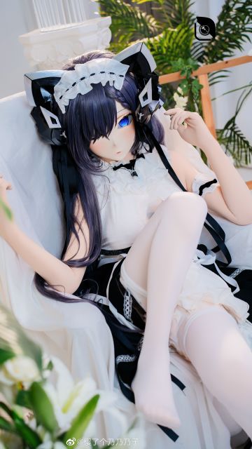 碧蓝航线-奥古斯特cosplay正片，橡胶的头壳让其宛如一个放大般的娃娃