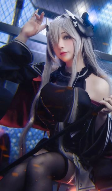 cos：碧蓝航线魔女仆奥古斯特，整体偏黑色的造型让其强大的气场更甚，双腿交叠而坐，那迷人的线条沿着其小腿的弧度蔓延开来