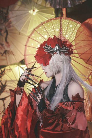 低头乍恐丹砂落，晒翅常疑白雪消