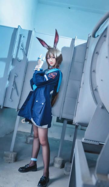 cos：明日方舟阿米娅，废墟的场地上那抹倩影沐浴在晨光中，亭亭玉立中有种让人着迷的魅力