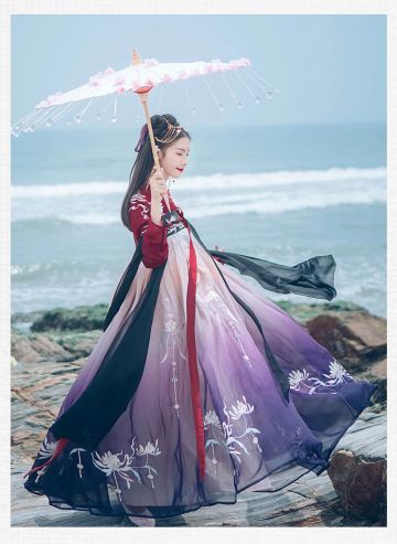 《精灵食肆》策划女装大行动 快来帮他挑衣服！