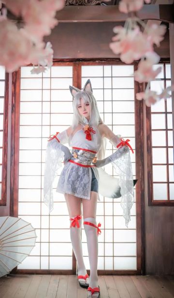 cos：永劫无间胡桃，油纸伞旁慵懒的身姿宛如一朵即将绽放的白牡丹，曼妙的曲线中还织入了一缕暗香