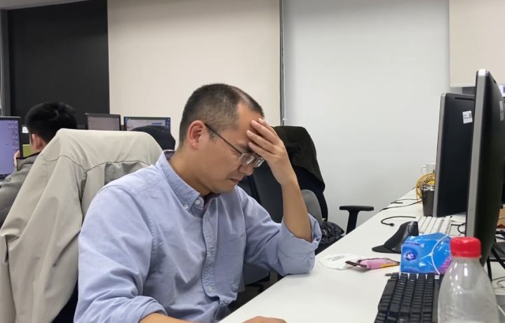 Σ(っ °Д °;)っ炸服后，技术大大穿着女装来送手机了！截图
