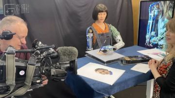 用手画画的AI，在威尼斯举办了自己的个人画展