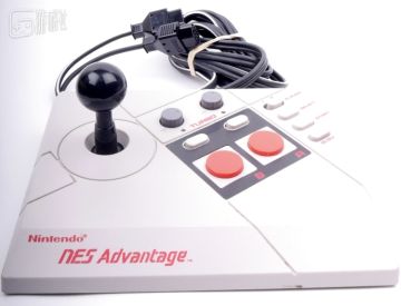 上世纪格斗游戏的黄金时期，各大厂商推出的家用机摇杆也是百花齐放