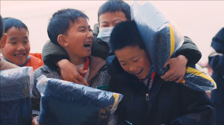 我们和46547个玩家耗时一个月,帮助463名小学生:这一天的他们格外温暖!截图