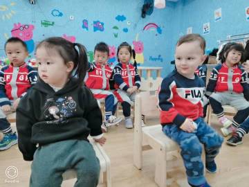 哼哼，这个歪果小孩眼神不对劲…