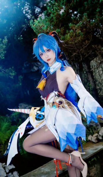 cos：原神甘雨，独自一人休憩在假山的石条凳上，恬静的面容让其宛如一幅令人着迷的画卷，樱唇微启仿佛瑶讲述者画卷中浪漫的故事