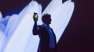 听说三星发布了折叠屏手机——其实你也可以自己造一部