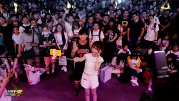 ChinaJoy | 周淑怡&良小伞约战「少年三国志：零」热血竞技燃炸舞台亲爱的少年们好哟~