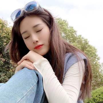 “最美”路边社丨手握玫瑰，开启心动一刻