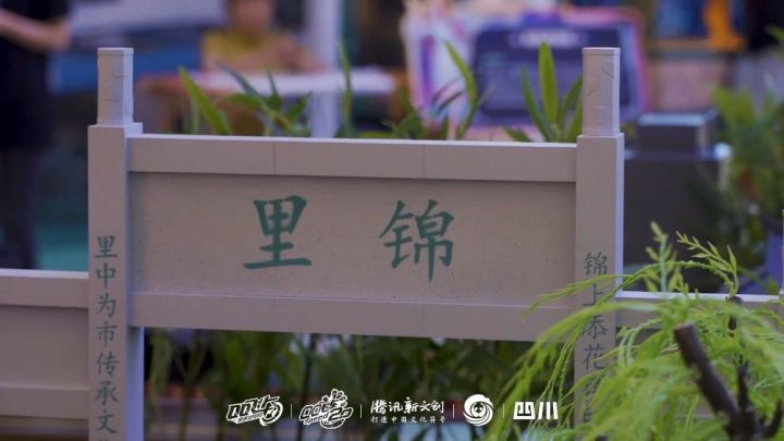 小橘子赴天府之约，来到成都凯德·天府，映入眼帘的便是巨型赛道！截图