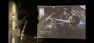 官方偷拍几张大屏幕上的过场即时动画效果。