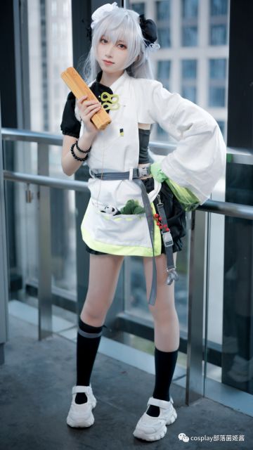 cos：明日方舟植药-桑葚cos正片@渡边芥子，药品最忌成分不明，因此，从嫩芽到成药，桑葚都盯得很仔细