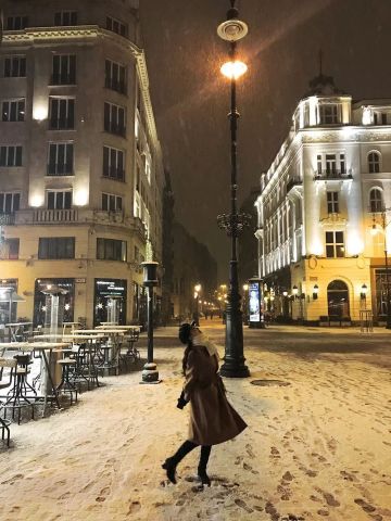 擅长多种游戏风格设定，她是《影之刃》系列游戏原画师