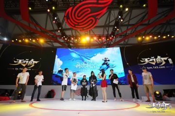 《天谕》手游ChinaJoy精彩不断 Coser演绎穿越时空的会面