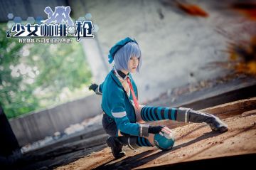 冷艳coser演绎三无女 《少女咖啡枪》奈乐神教教主带你体验战争