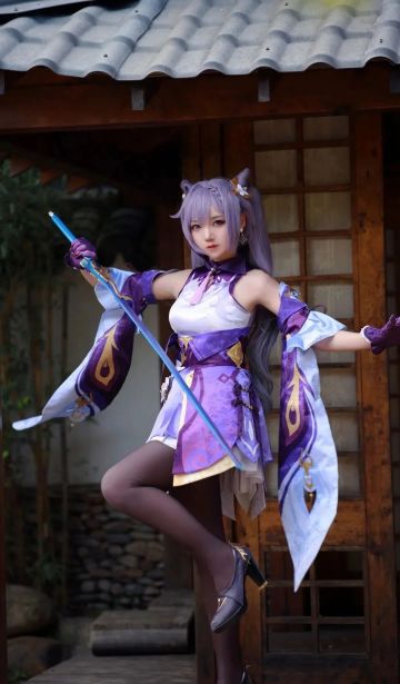 cos：原神刻晴，紫色长发挽出两个漂亮的青螺髻其婀娜身姿周围舞出漂亮的剑花