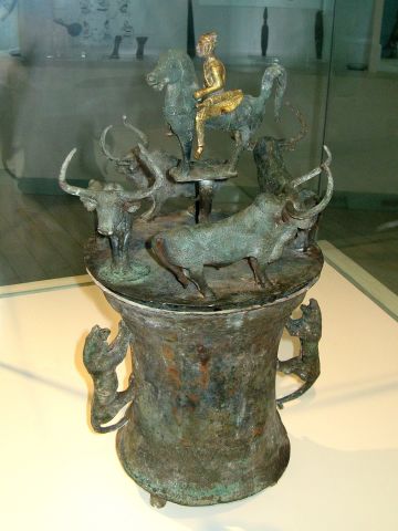 【考据聊天室】西汉四牛鎏金骑士：滇国艺术与中原文化的交汇