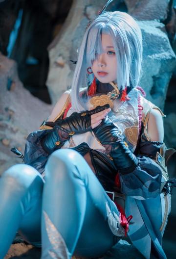 网红美女惊艳COS申鹤，绝美颜值让人窒息，网友：被征服了！