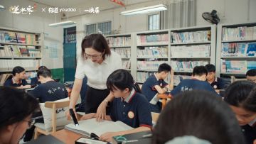 报告！您打卡的英语单词变成一座阅读空间啦！
逆水不寒，侠义常暖。逆水寒手游公益学习计划携手网易“一块屏”教育公益项目，为偏远县中捐赠的“AI阅读空间”即将正式竣工啦！[表情_开心]
感谢各位大客户在游戏内的单词打卡助力，信使第一时间来跟各位大客户分享来自前线的返图～