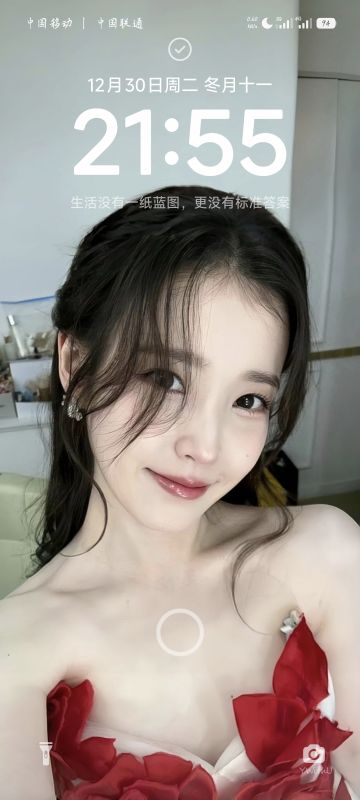 谁能拒绝IU的红裙温柔暴击💐