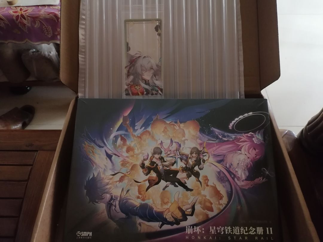 纪念册到了,但是有点破损,卡就一个的吗? 1
