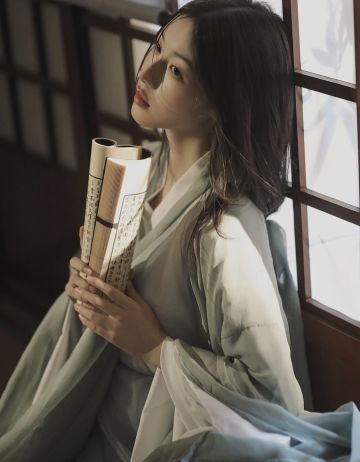 想在哥哥的鼻梁上滑滑梯