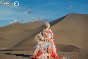 九色鹿归，妙步生莲；拭拂画尘，驻彩壁中