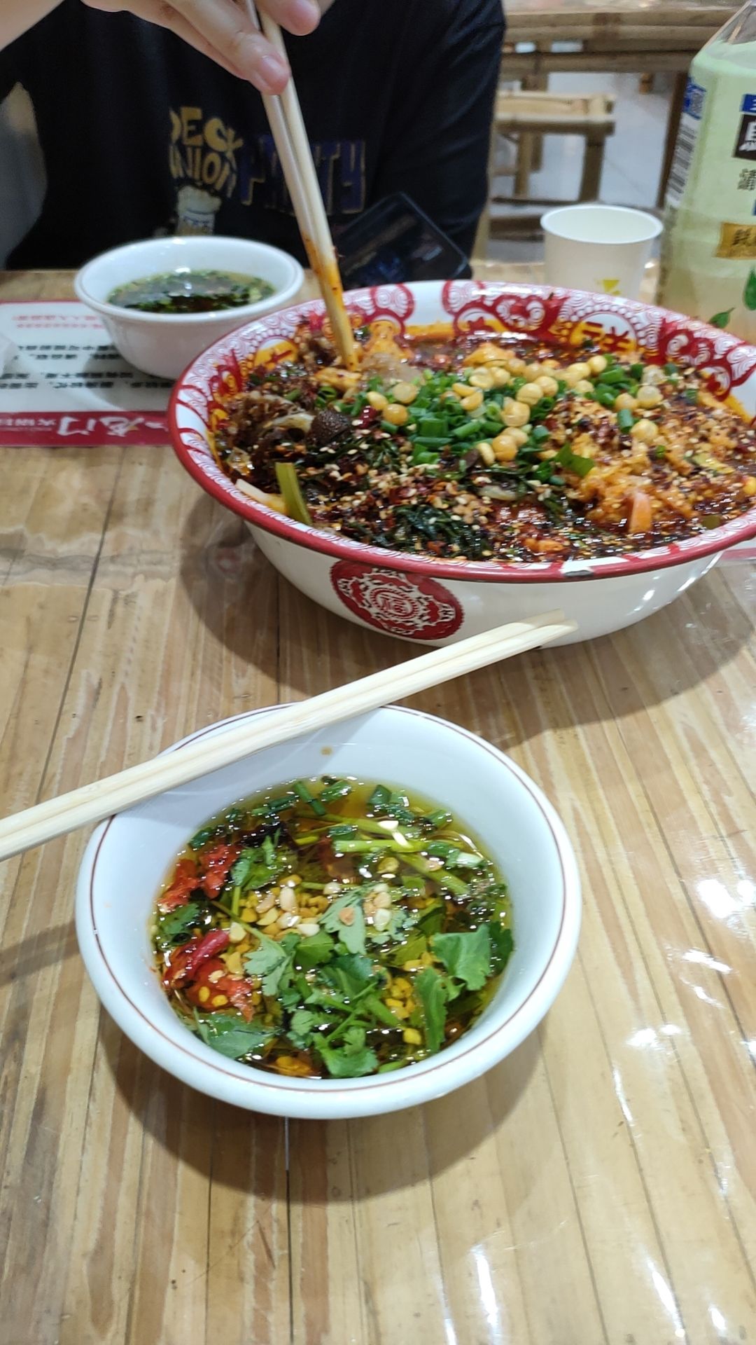 好久没逛商场,吃完麻辣烫看到原神雀巢联动 1