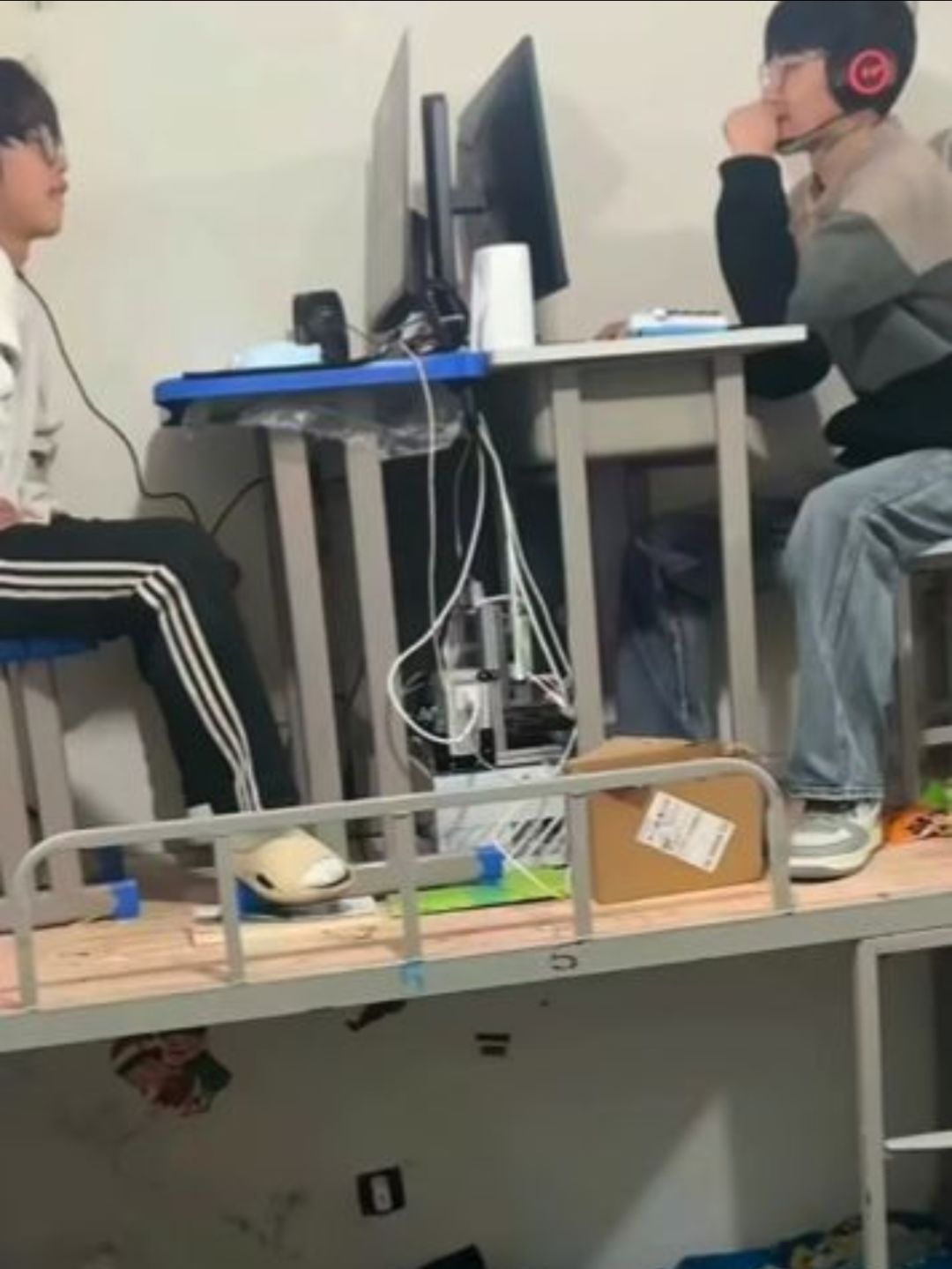 每天上去玩电脑跟登基一样,解锁上桌下桌 3