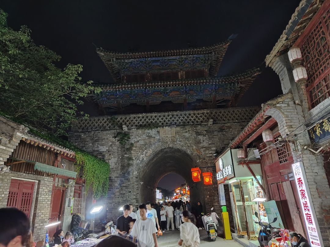 她站在洛阳城的街道上,面对着我,笑靥如花 2