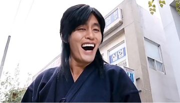 街机耻辱之战！为赢对局抽掉小学生凳子，成就影视名场面！