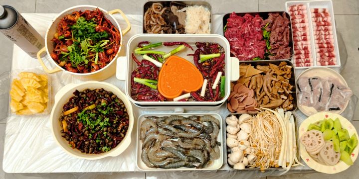 #中华料理现实百味图鉴 在重庆没有什么是一顿火锅解决不了的 如果不行那就加份小龙虾~截图