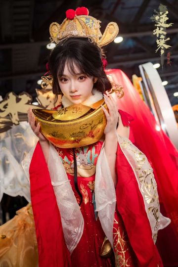 刚从2025 CICF×AGF广州动漫游戏盛典挤出来，信使很担心大客户照镜子看不到自己......
各位风华绝代、颜值爆表的大客户的中秋大片是直接捅了神仙窝嘛！迫不及待先给大家奉上一波现场美照，一起领略现场各位大客户的绝世风采！