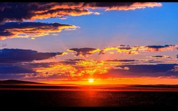 但是太阳，他每时每刻都是夕阳也都是旭日。当他熄灭着走下山去收尽苍凉残照之际，正是他从另一面燃烧着，爬上山巅布散烈烈朝晖之时.