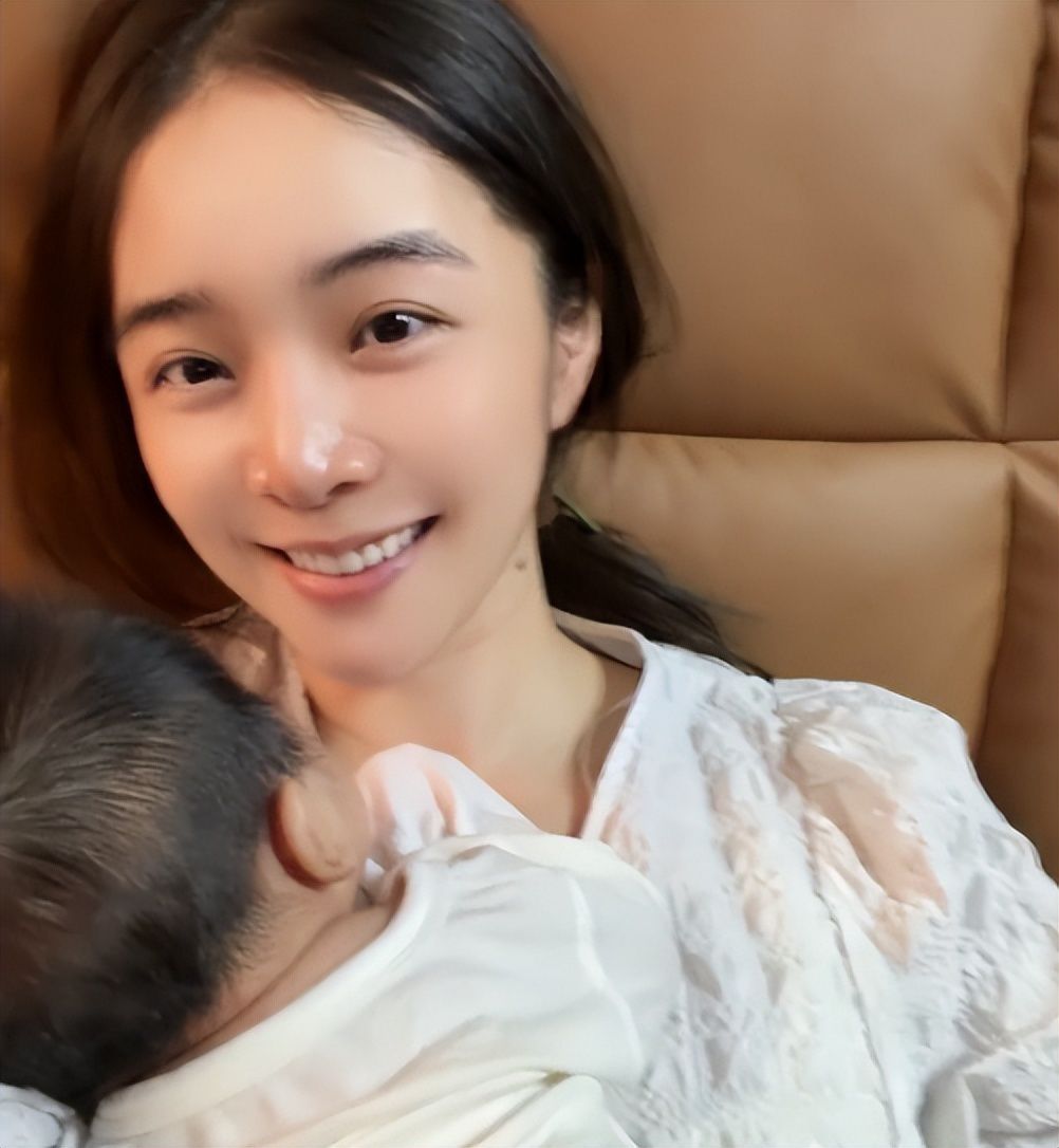 余霜产后首次露面!玩家呼吁她尽快复出 1