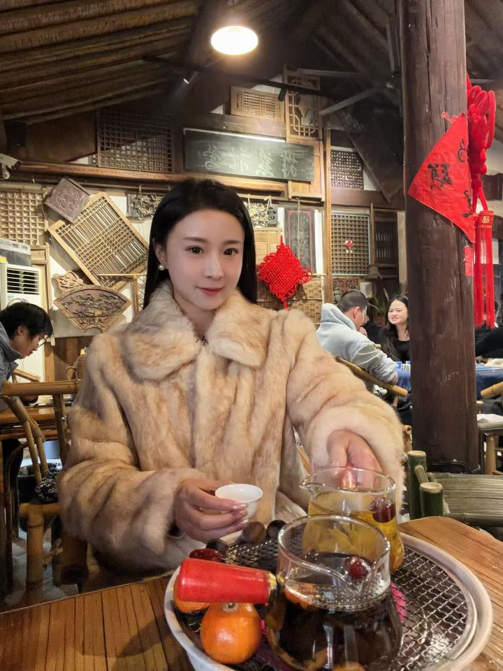 老阿姨爱自拍,生活不如🐶截图