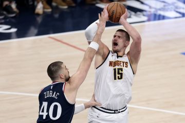 【季后赛战报0425】约基奇再度空砍负快船，唐斯发力尼克斯胜活塞