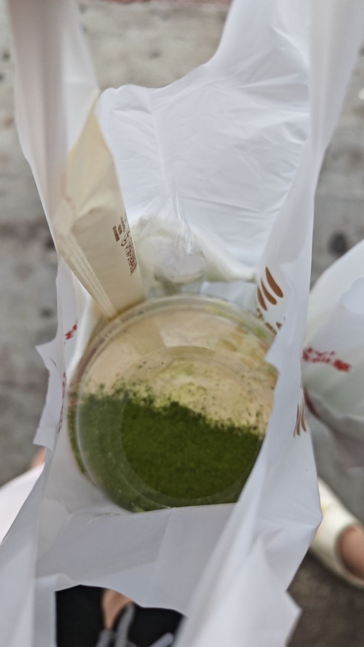 今天吃了冒菜，然后点了杯奶茶喝截图