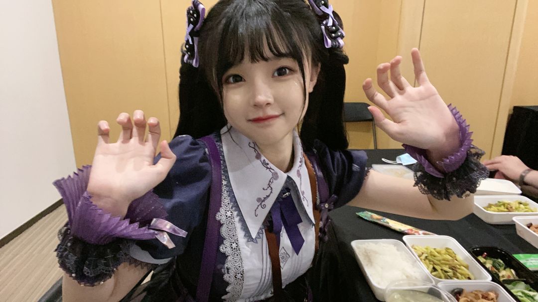 萌新第一步
1-4000→打怪升级
4000-5300→脱离新手村
5600-6000→高手行列
6000-7000→大佬行列
7000以上→巨佬行列（职业选手）


不氪金的:
所有卡牌优可以升到9级，卡牌9级之前不存在养错，为什么要全部养9级。因为部分活动最高9级国王塔和卡牌最高9级参战（如大小卡牌活动）。奖励基本都有传奇卡。

还有一种就是升自己的卡组，但是上到5000杯之后，你不可能在上去了，因为你要遭遇到最不想的时候，那就是等压。11打13，直接退出吧，职业选手附体也打不赢。这就是等压最恶心的地方。因为你解不干净，亏费解，别人再一波进攻，你没费。GG了。
但是考虑到刚开始玩对卡组不了解，打不赢活动，'这方面怎么拿捏还是看你自己。



氪金月卡:卡牌等级可以搁浅，次升所有卡牌9，主升自己主卡组卡牌等级。月卡活动无限打，除了联赛。


我不太建议萌新玩速转，因为速转有很多拉扯，还有技巧等等都要学。
建议玩石头人，樵夫球，狗球，皇家巨，还有最近热度一直不下的野蛮人。因为这类东西学的快，不需要什么拉扯。



1:金币获取方法→氪金宝箱（不建议买）→部落战→杯数奖励→活动奖励→日常保险→皇冠保险→
2:钻石→皇冠宝箱→氪金购买（不建议）→杯数奖励→活动奖励→
3:如何切换账号→打开飞行模式→再切回网络→可以切换账号了
4:捐卡和换卡就不讲了。
5:卡组克制和运用，我记得有一位兄弟正在发帖，可以看看。
6:再见，老婆镇楼↖(^ω^)↗截图
