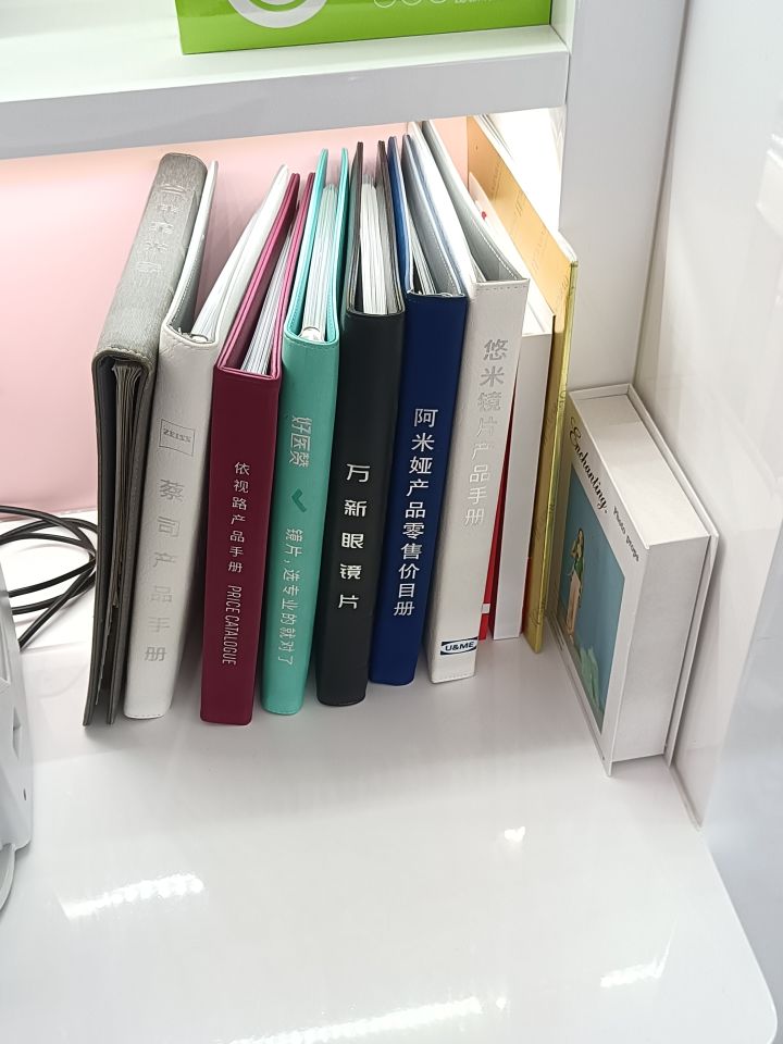 阿米娅开眼镜店了耶截图
